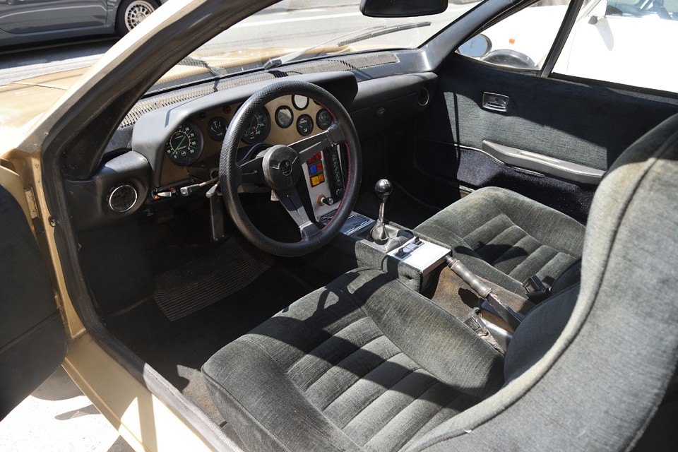 シートは低く、センタートンネルは高く、脚は真っすぐに伸ばされるポジション。この時代の典型的なスポーツカーのコックピット！