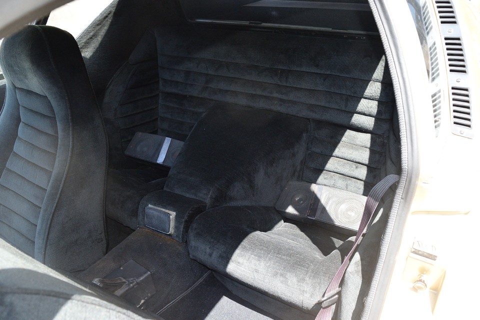 リアシートももちろん同じ生地で張替済み。現在はスピーカーがリアシート座面に置かれていますので、リアシートをご使用になる場合はスピーカーの移設が必要になりそうです。