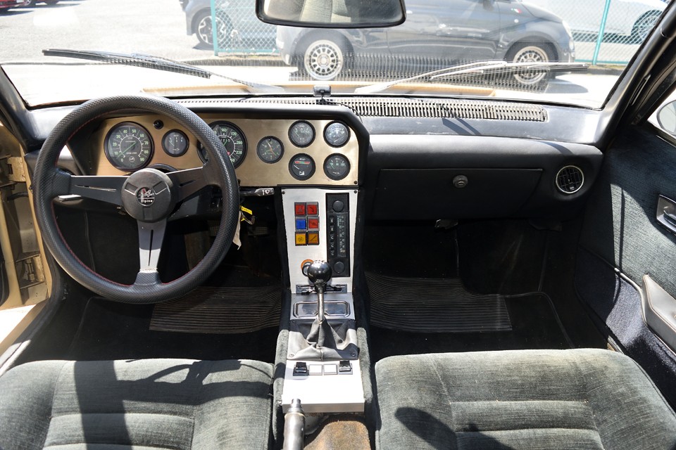 見るからにアドレナリン出まくりのスパルタンなコックピット！メーター周りのシャンパンメタリックのパネルは純正でしょうか？！いずれにしても内外装ピッタリのコーディネート！