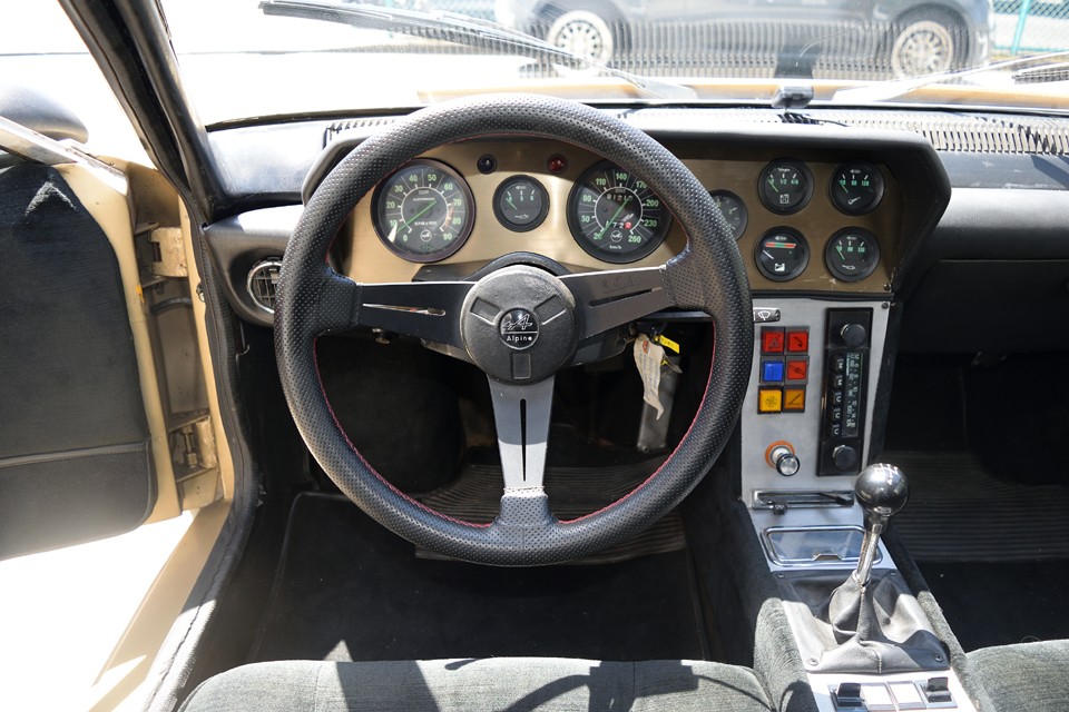 先代のＡ110に比べればスペース的には余裕のある運転席ですが、それでもかなりタイトな部類だと思います。ただ決してガチガチな感じはなく、体全体を適度にホールドしてくれる柔らかさは、やはりフランス車ですね。