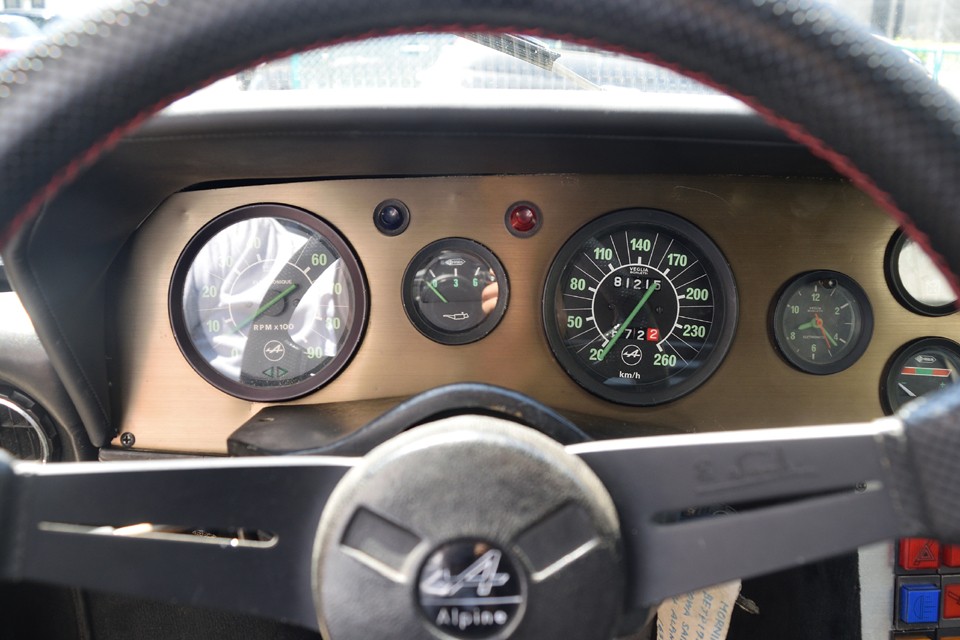 目盛数字と針がグリーンなんて、おしゃれですねぇ。って言うか、グリーン部は夜間に光るところです。