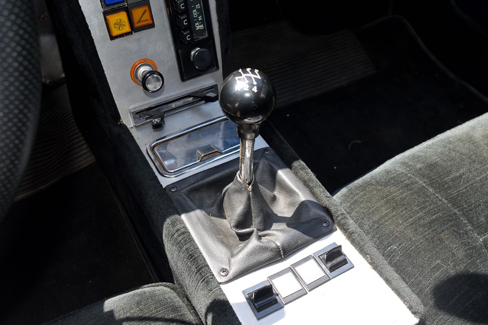 シフトノブの表記を見ても分かる通り、バックの入れ方にかなりクセのあるシフトですが、それ以外はフランス車らしからぬ？！「カチッ」としたシフトフィール！