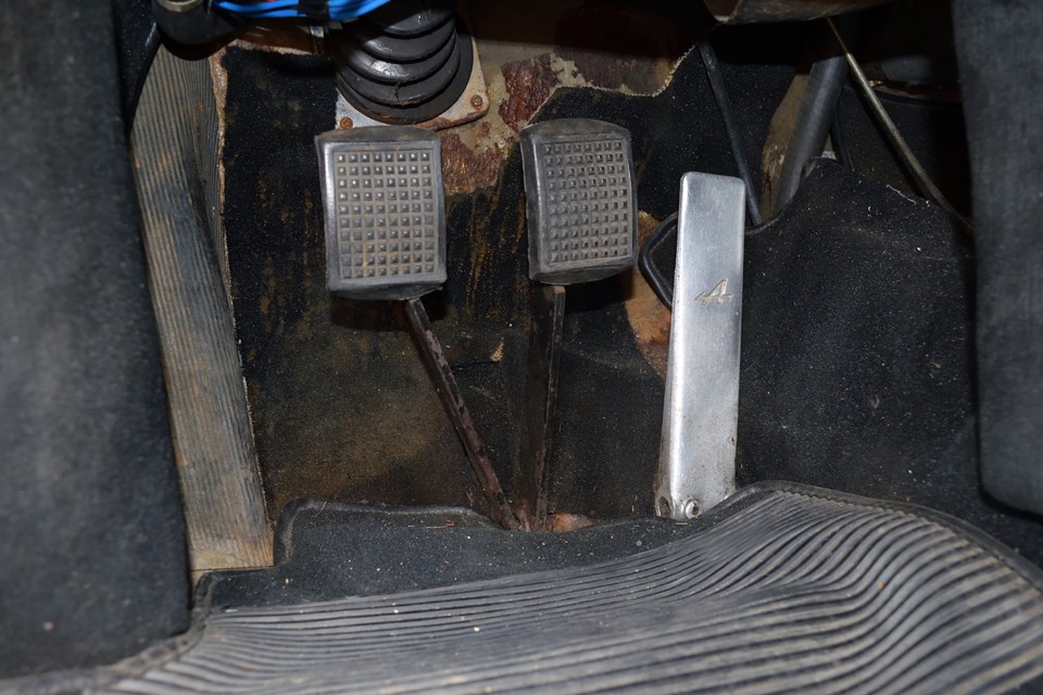 ほぼ水平に脚を延ばして乗るポジションなので、オルガン式ペダルの方が動きがスムーズな気がします。ブレーキとアクセルペダルの間隔はヒールアドトゥ前提の狭さ？！・・・スポーツカーですね。