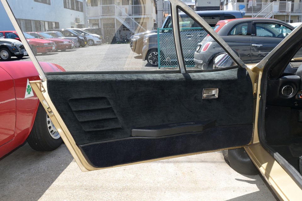 シート同様、毛羽立ったモケット生地にて張替えられたドア内張。ブラック一色のスパルタンなイメージですが、触った感じはモケットならではの柔らかな感触！フランス車らしいところでしょうか。