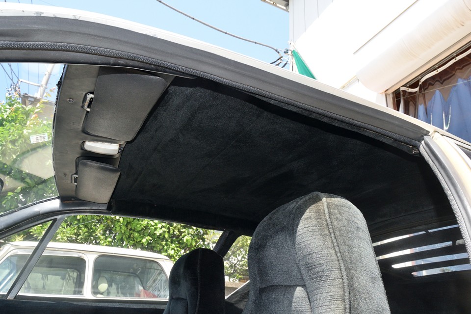 天張りも黒い生地で張替済み。内装はすべて張替済みですので、気持ち良くお乗りいただけるかと。