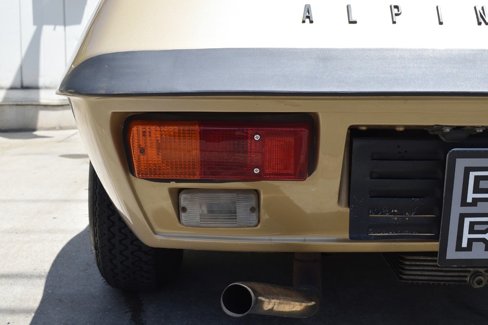 バンパー下に配置された長方形のリアレンズ。そのスタイルは、一瞬ロータスヨーロッパを思い起こさせます。スポーツカーを突き詰めていくと似ていくものなんでしょうね。