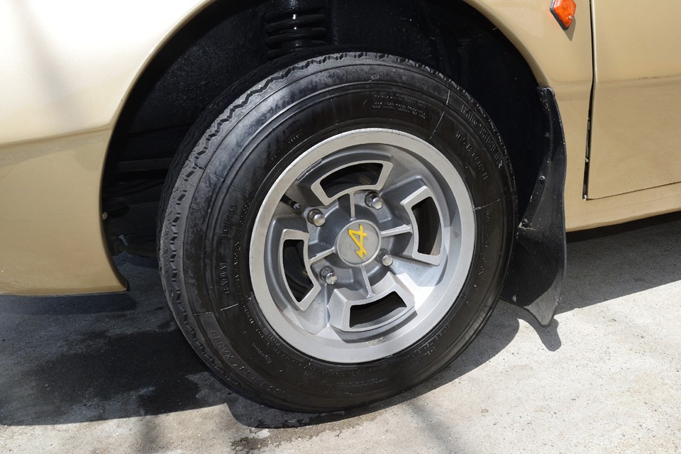 今では考えられないくらい扁平率の高いクラシックミシュランタイヤ！スタイルが良いのはもちろんですが、乗り心地にも大きく影響するのです！