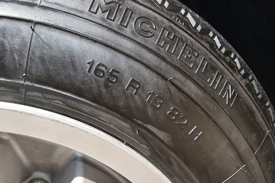 フロントタイヤサイズは165R13。そうなんです、今どきのスポーツカーでは有り得ない13インチなんです。