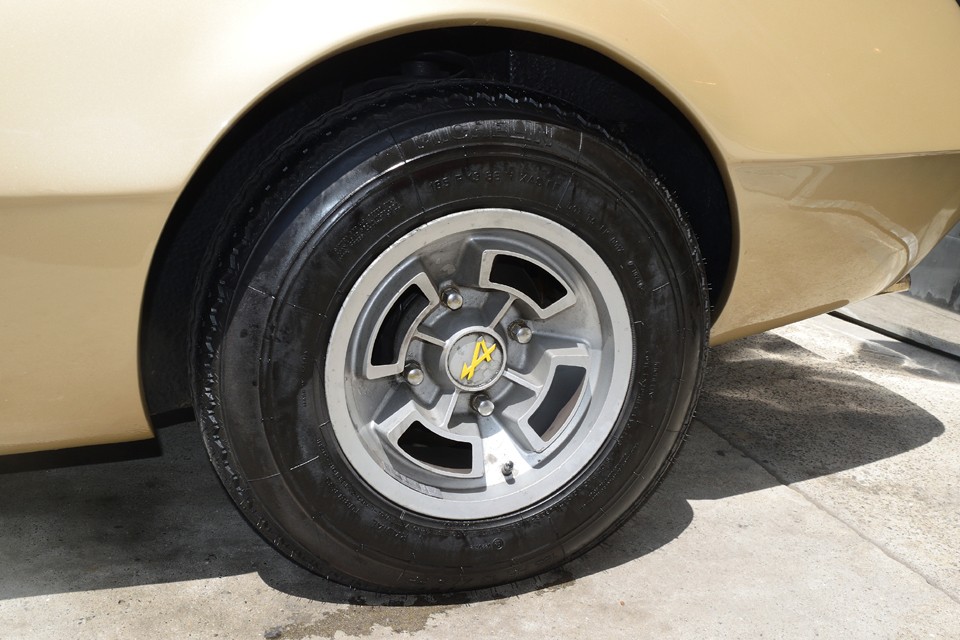 フロントタイヤにも増して、ぶっとくてモッチモチなリアタイヤ。スポーツカーなのに、このタイヤのおかげで乗り心地はむしろ柔らかいのです！