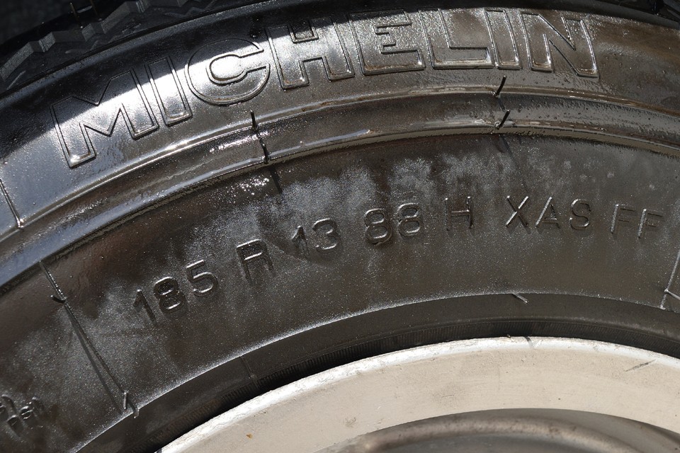 リアタイヤサイズは185R13。クラシックカー以外に需要の無い？！こんなサイズのタイヤを今でも製造してくれているミシュランに感謝！