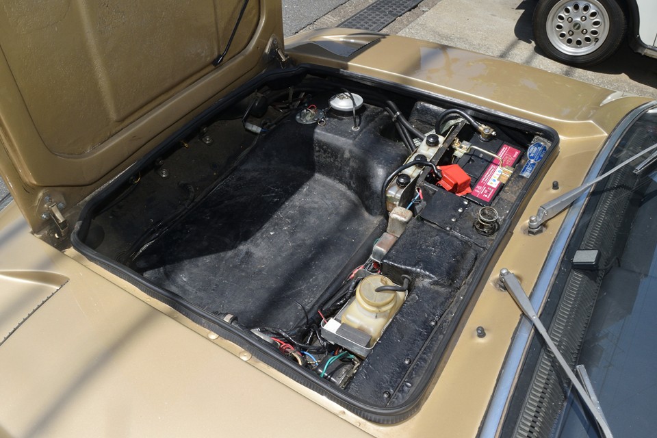 フロントは本来スペアタイヤが格納されているはずですが、スペアタイヤが付属していないので、かろうじて小荷物が積めるスペースがあります。