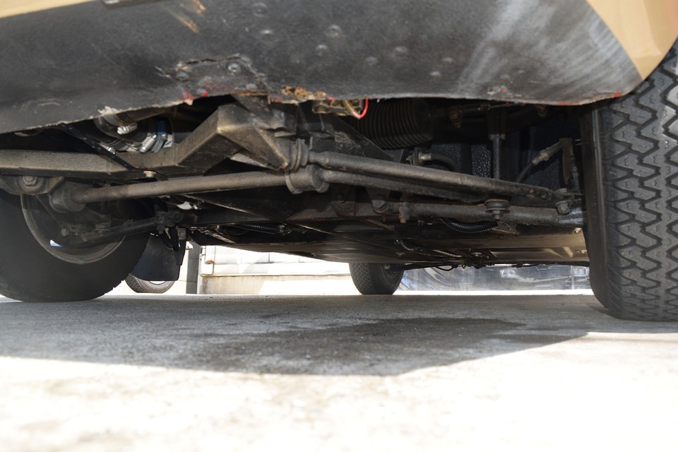 フロント下周りです。さすがに年季は感じますが、酷いサビは見受けられません。