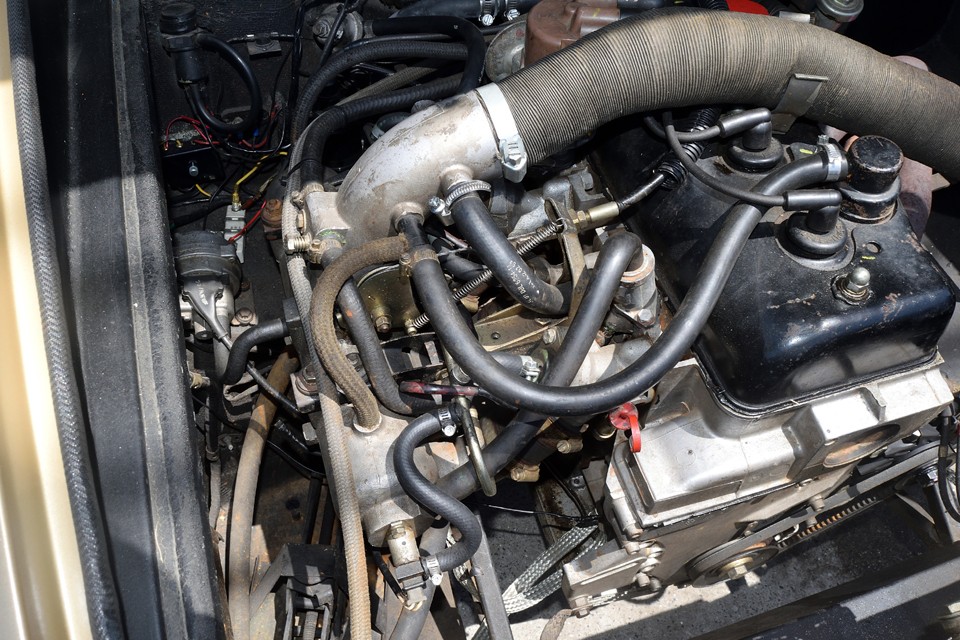 当初はルノー12ゴルディーニと同じ、Weber 45DCOE 2-barrelを搭載していましたが、73年よりBosch EFI（インジェクション）に進化し、スペックは変わらないものの信頼性は格段にアップ！