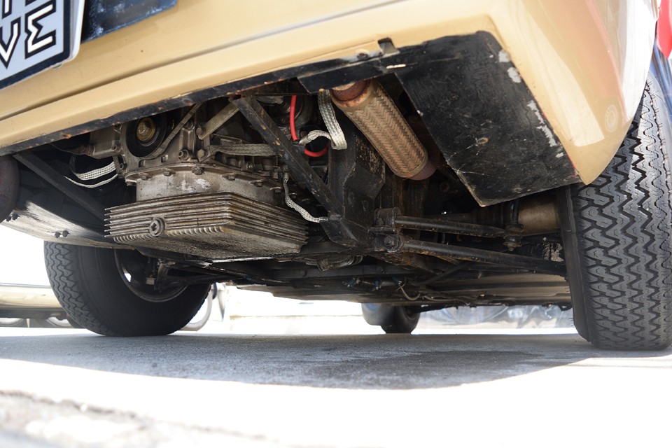 リアの下周りです。四角い重箱のようなオイルパンが目立ちますね。更に奥を覗くと・・・。