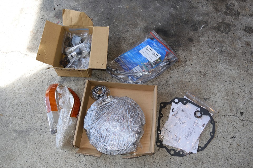 ご覧の貴重な予備部品も付属します。ブーツ類及びガスケット、ブレーキホース、クラッチキット、ウインカーレンズ等です。