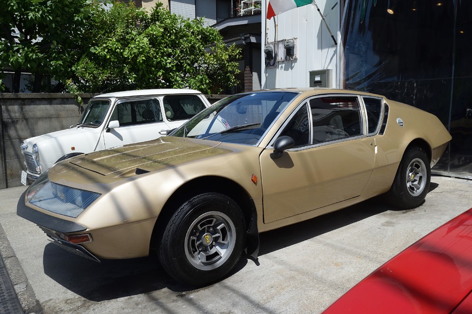 こうして改めて見ても、まるで開発途中のプロトタイプのような粗削りさを感じさせるデザインですね。