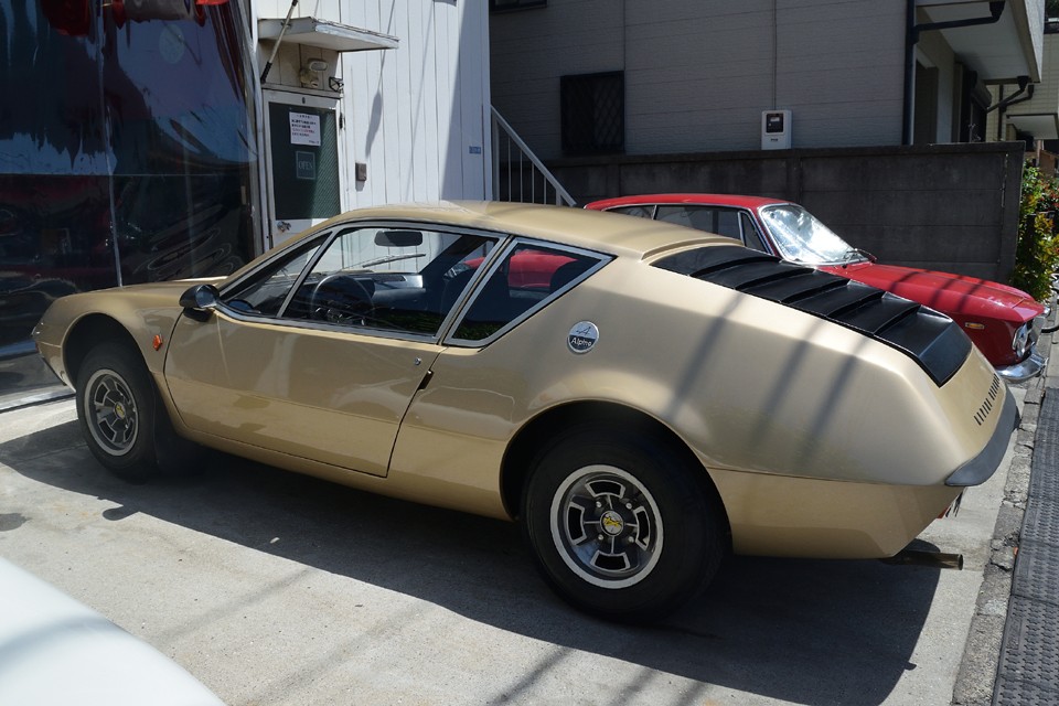 「流麗」で「滑らか」なイタリアンデザインとも異なり、ナイフでそぎ落としたかのような「大胆」で「過激」な造形・・・。