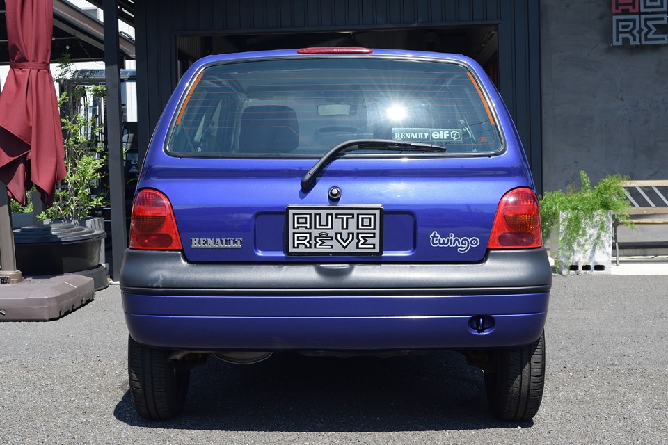 後ろ姿はホントコンパクトな印象です。タバコの箱を横に並べたくなります（笑）