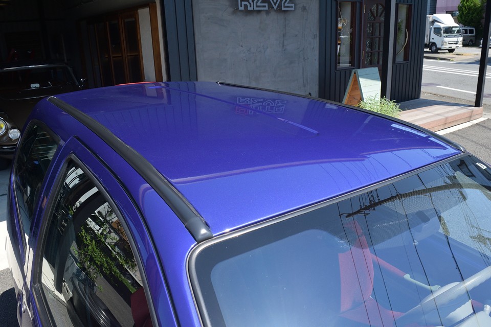 一番劣化しやすいはずのルーフがご覧の状態。クリア剥がれはもちろん、色褪せも感じない、ツヤのある状態です。
