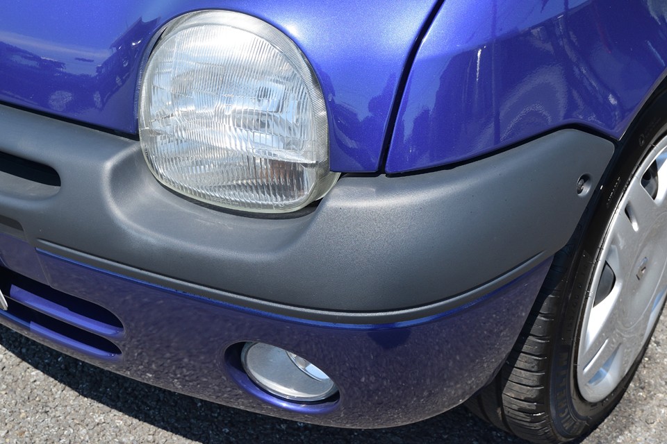 特筆すべきはこのバンパーの状態！無塗装の樹脂バンパーにありがちな白っぽく劣化しまう症状は見受けられません。