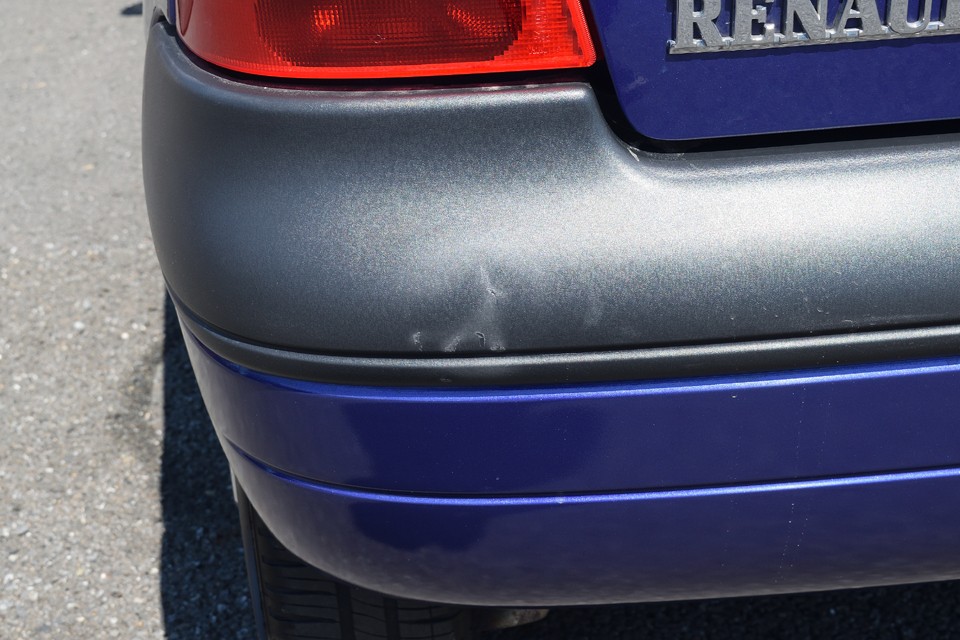 これです。リアバンパー左側に軽くぶつけて凹んだ形跡が・・・樹脂なので形状はほぼ元に戻っていますが、白く変色した跡があります。