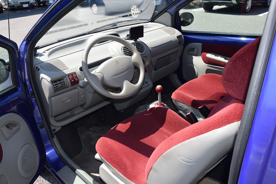 まず印象的なのが派手過ぎず、かと言って地味でもない、赤とグレーのコンビネーションカラー。ボディの深いブルーとの組み合わせがステキです。