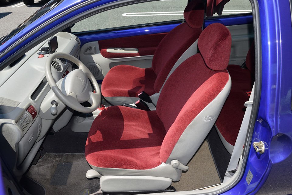 まさにフレンチポップな印象の室内！乗る度に楽しくなれそうなエナジーに溢れた秀逸なデザイン！