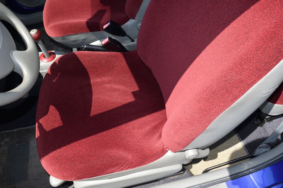 フランス車らしいモケットシートがいいですねぇ。しかも走行が少ないので一番使用感の感じる運転席でもご覧の状態です。