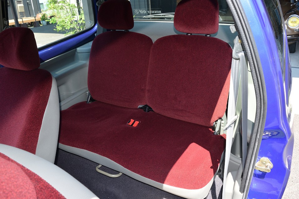 使用頻度の少ないリアシートはほぼ使用感を感じない清潔な状態です。