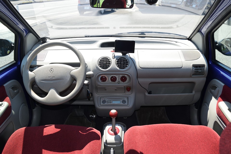 起伏の少ない左右シンメトリーのデザイン、明るいグレー、後傾した形状、これらの要素で実寸以上に広く感じるダッシュ周り！