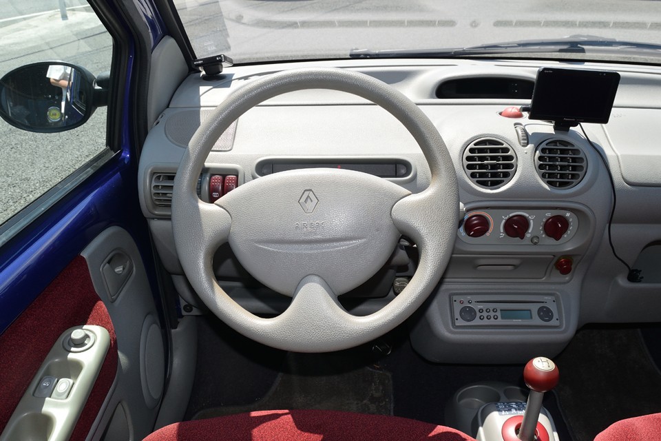 少し上向きの角度のフランス車らしいステアリング。前方には遮るものがないので、とても視界が良く運転しやすい印象です。