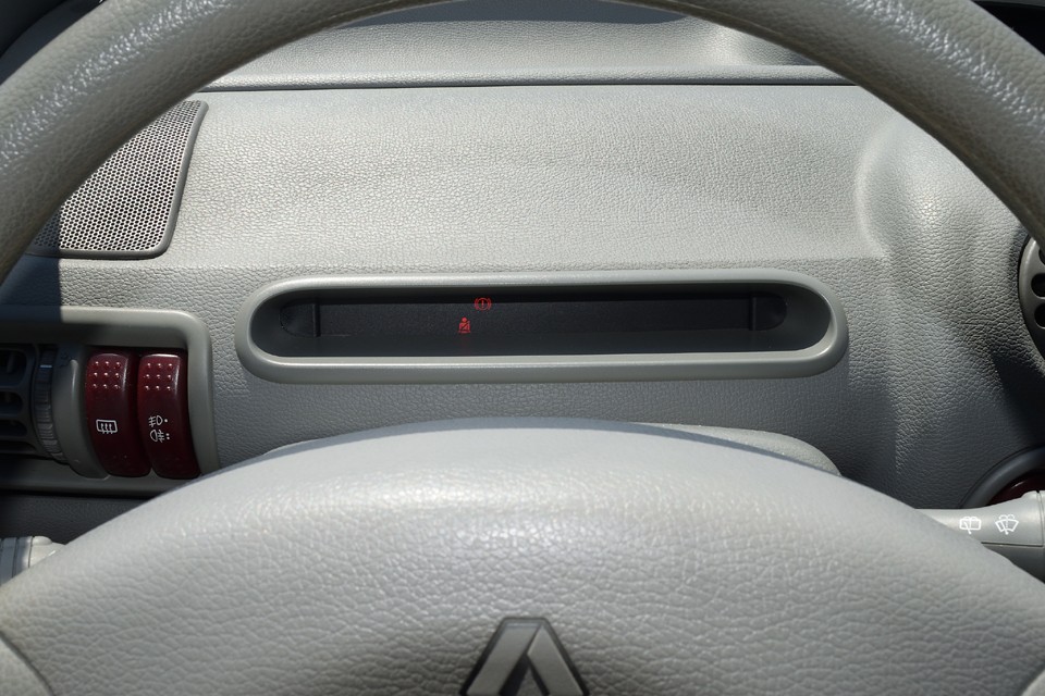 運転席前の表示は異常時の警告灯やその他の各種インジケーター類。