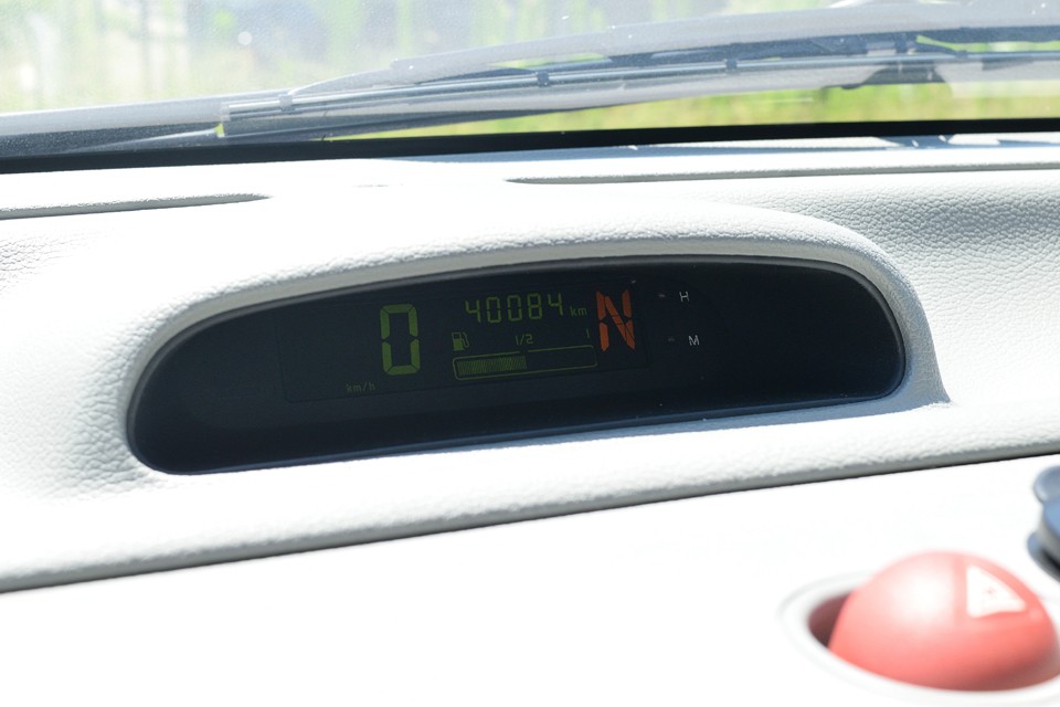 ダッシュパネル中央に速度やギアポジション、走行距離等のメーターを設置。走行距離は40,084kmとこの年式としてはかなり少な目。程度が良いのも納得ですね。