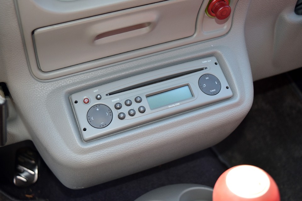 その下にはインテリアと統一されたデザインの純正CD＆ラジオデッキを装備。もちろんこの年式ですからbluetooth機能はありません。