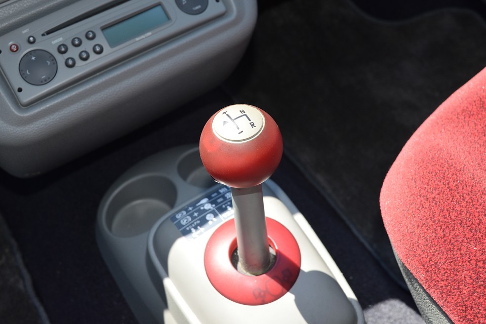 またまた美味しそうな・・・失礼、これまたポップなデザインのシフトレバー。クイックシフト5と呼ばれるセミオートマチックシフトのポジションは前進、後退、ニュートラル、パーキングのみとシンプル！