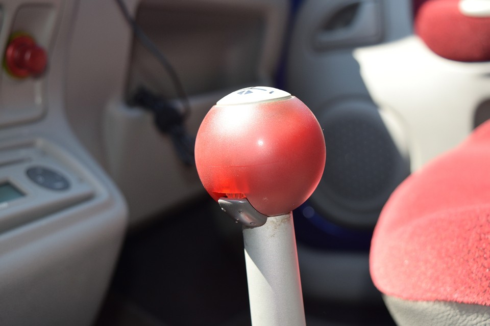 シフトノブの横のこのボタンを押すだけで、オートマチック変速モード、マニュアル変速モードの切り替えが可能です。