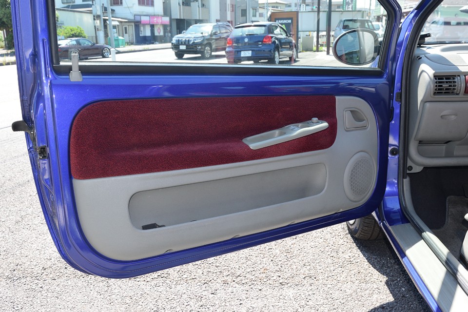 後席の乗り降りを考えてドアは長めです。狭いところでは少し不便を感じるかもしれません。