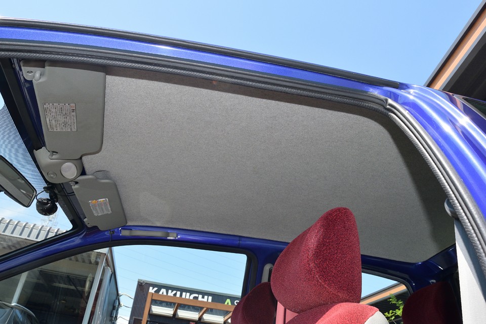 天張りはご覧の通り、目立つ汚れ、垂れも無く、この年式としてはとても清潔な印象です。