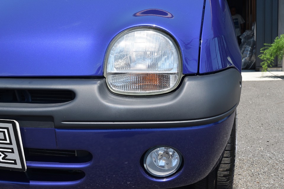 ヘッドライトはガラス製なので白く曇ることもありません。フォグランプともにクリアーな状態です。