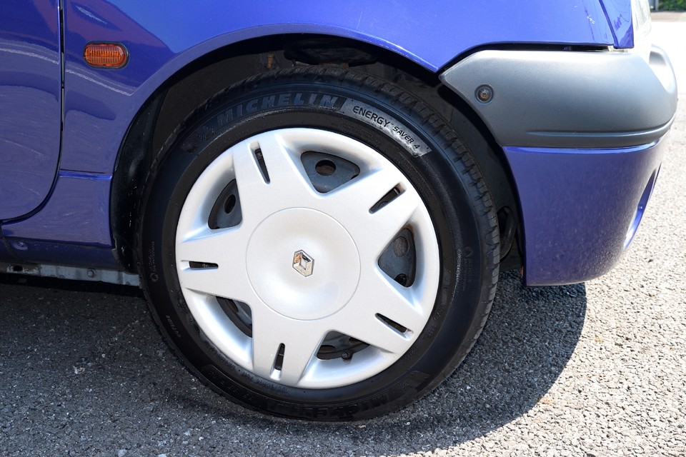 フランスの実用車らしく鉄ッチンホイールにホイールキャップです。ホイールキャップにはいくつかキズが見受けられます。