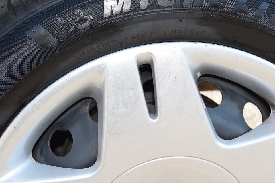 一番目立つキズがコレですが、タッチアップ塗装でかなり目立たなくなっています。