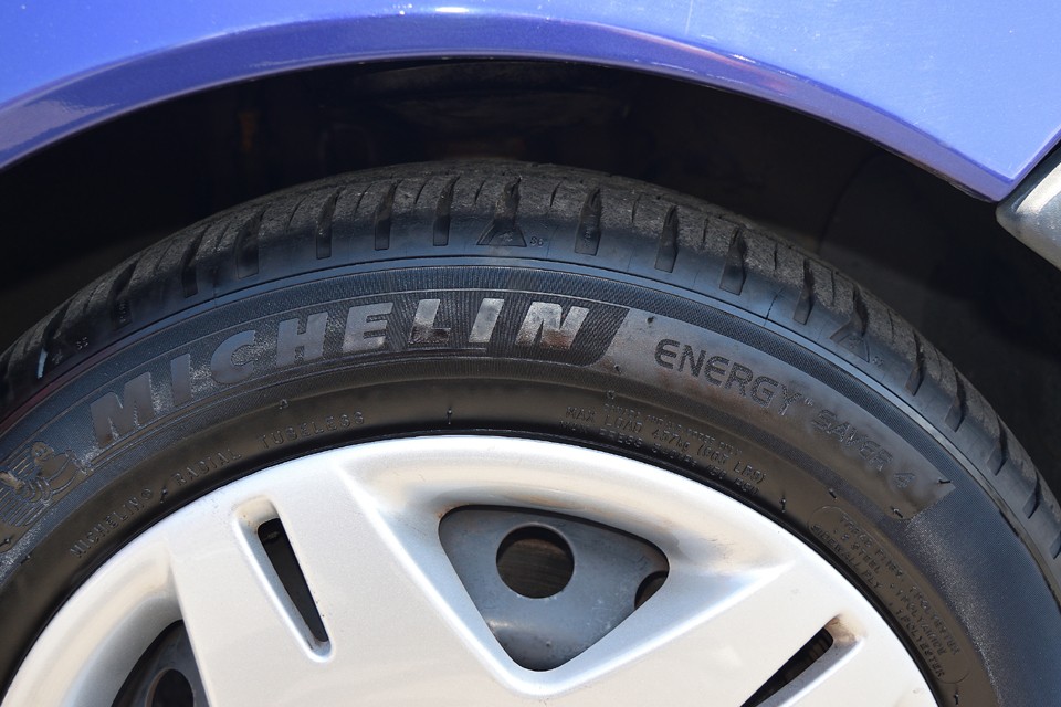 タイヤはミシュラン・エナジーセイバー4でサイズは155/65R14を装着。今どき珍しい65タイヤですが、この柔らかい乗り心地はやっぱりいいですねぇ。