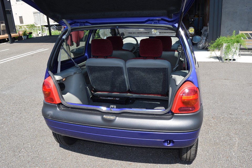 コンパクトなボディサイズなのでラゲッジスペースもそれなりと思いきや・・・。