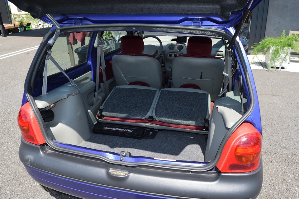 そこはやはり実用フランス車！リアシートを畳めばご覧のスペースに！