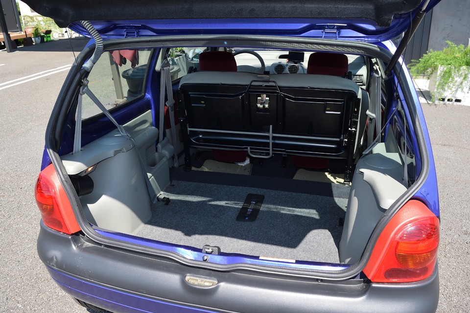 更に畳んだリアシートを跳ね上げれば、まっ平で広大なスペースに！