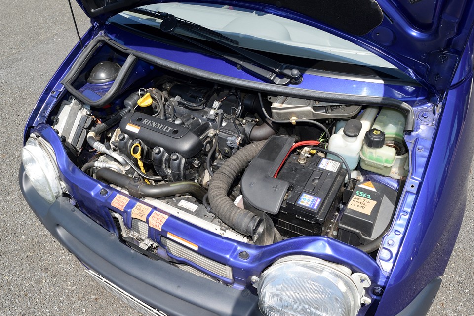 水冷直列4気筒SOHC、1148cc、最高出力	58ps/5250rpm、最大トルク9.3kg・m/2500rpm。わずか58psと現在の軽自動車並みですが、軽に比べて車重が軽く、しかもトルクも太いので想像以上の力強さに驚くはず！