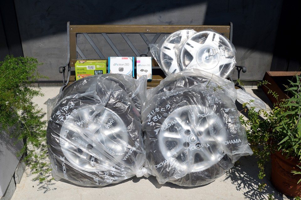 それから、ご覧のスタッドレスタイヤ＆アルミホイール、ナビ・ドラレコの元箱、ホイールキャップ（多少キズ有り）が付属します。