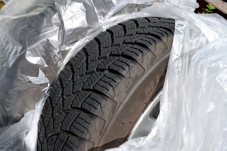 スタッドレスタイヤの残山は6～7分山というところでしょうか。これがおまけで付属するのは結構ポイント高いかも。