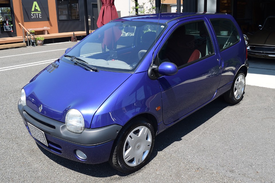 振り返ってみるとトゥインゴって1～3世代のどれもが全く異なるコンセプトで、そしてそのどれもが結局のところフレンチコンパクトの王道を歩んでる稀有な存在だと思うのです。