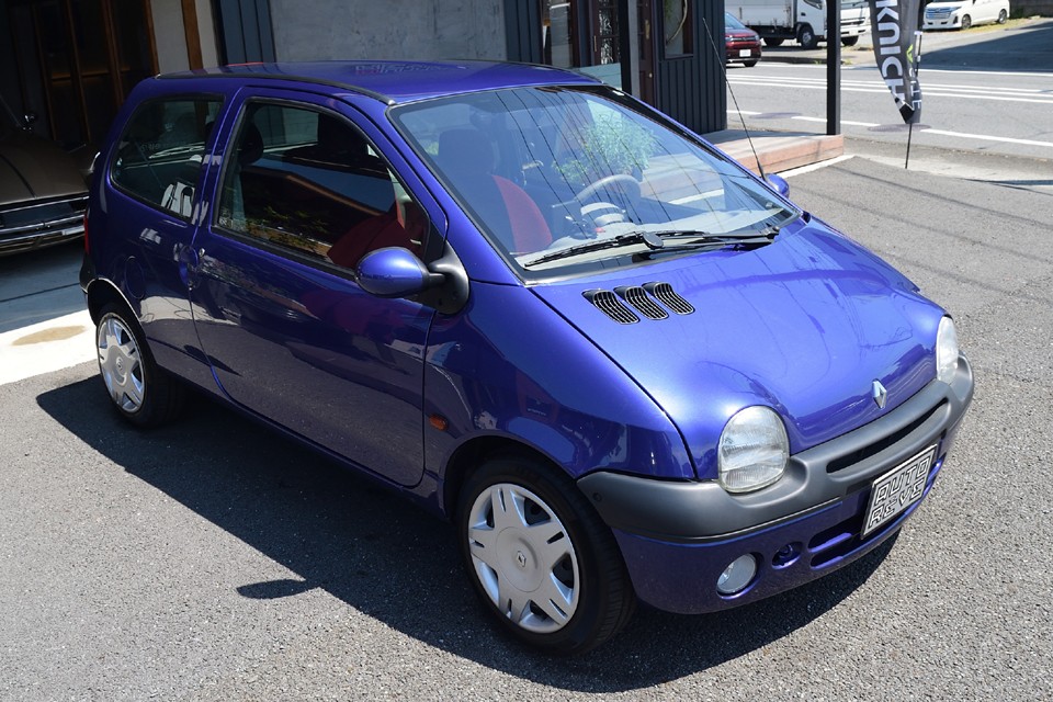 そんな地位を確立したのもやはりこの初代トゥインゴの存在が大きいのではないかと・・・。